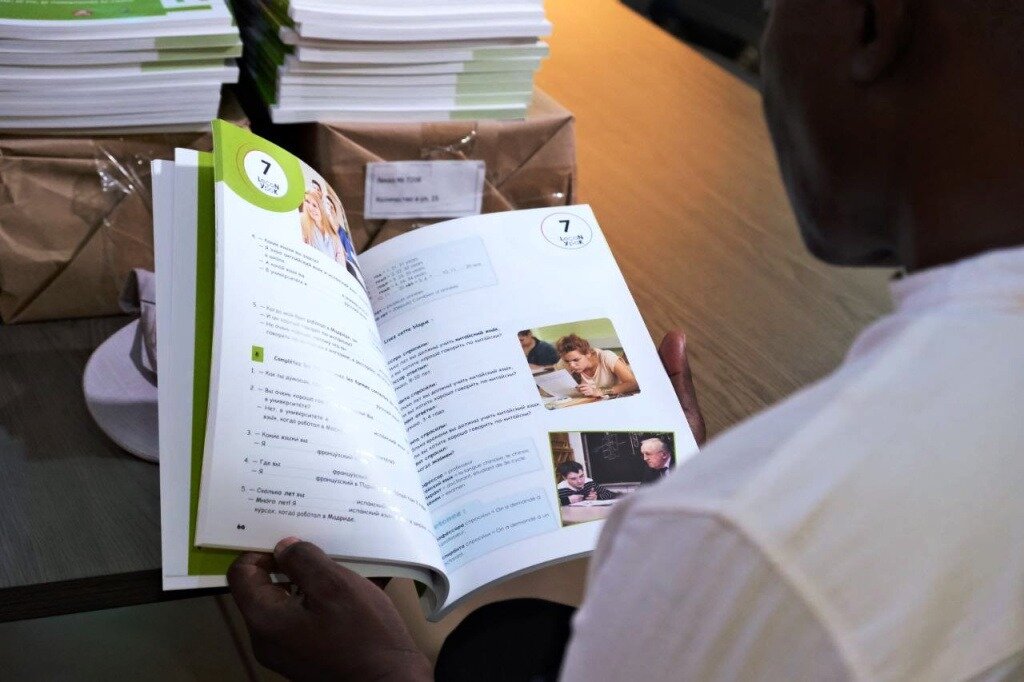 СПбГУ провел презентацию уникального учебника по русскому языку на бамбара в Мали